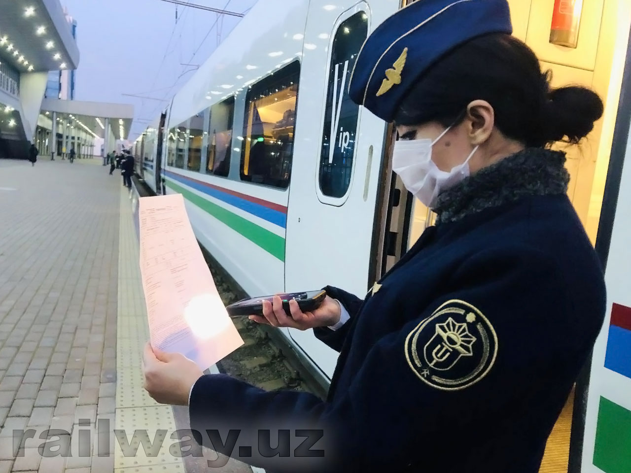 Проверка электронного билета при посадке в поезд Узбекских железных дорог