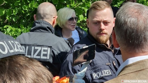 Берлинская полиция и задержанная за знак поддержки спецоперации женщина