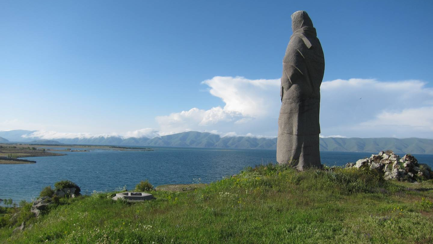 Памятник погибшим в войне 1988–1993гг на фоне оз.Севан. Армения.
