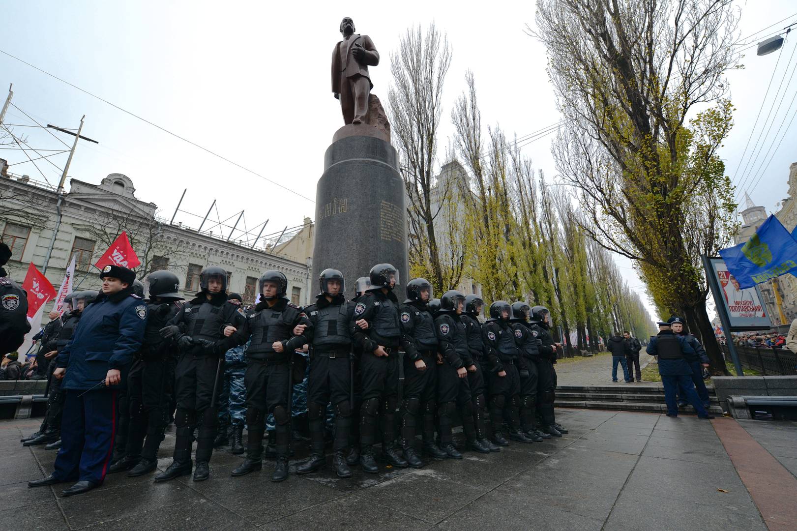 Полиция охраняет памятник Ленину в ходе массовых протестов в Киеве. 24 ноября 2013