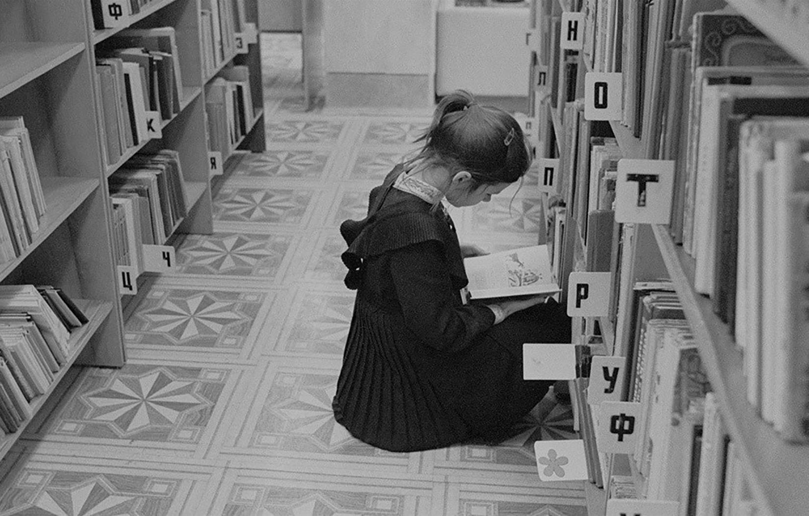 В детской библиотеке. СССР