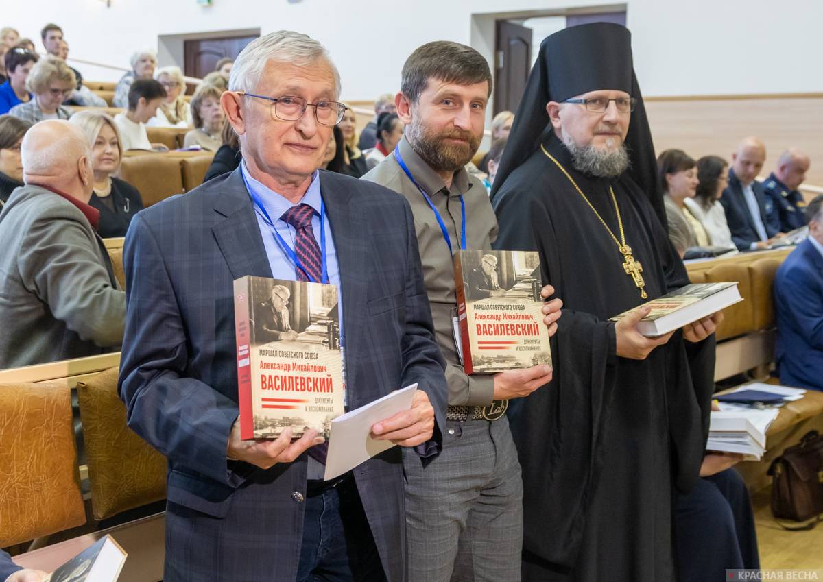 Вручение первых экземпляров монографии