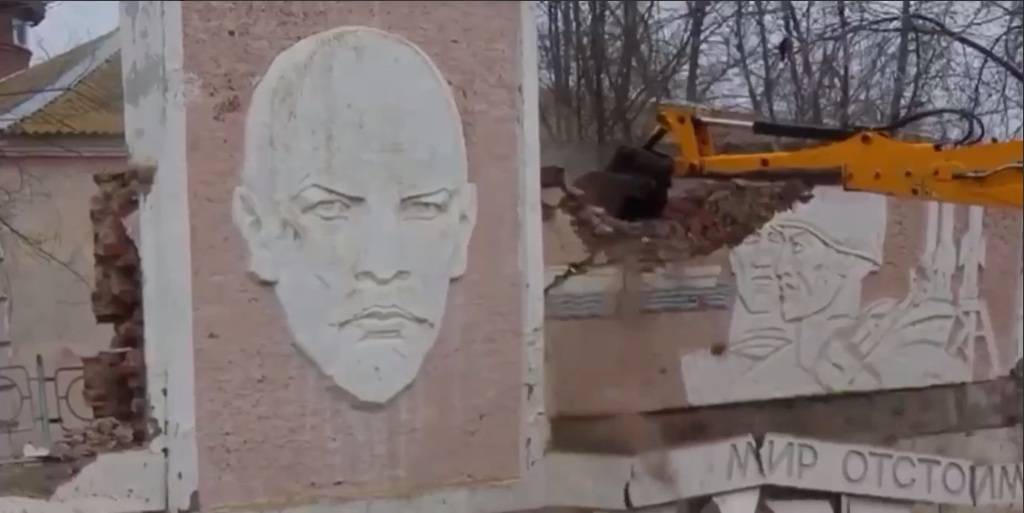 Цитата из видео Telegram-канала t.me/chtede с разрушением стелы с Лениным и надписью 