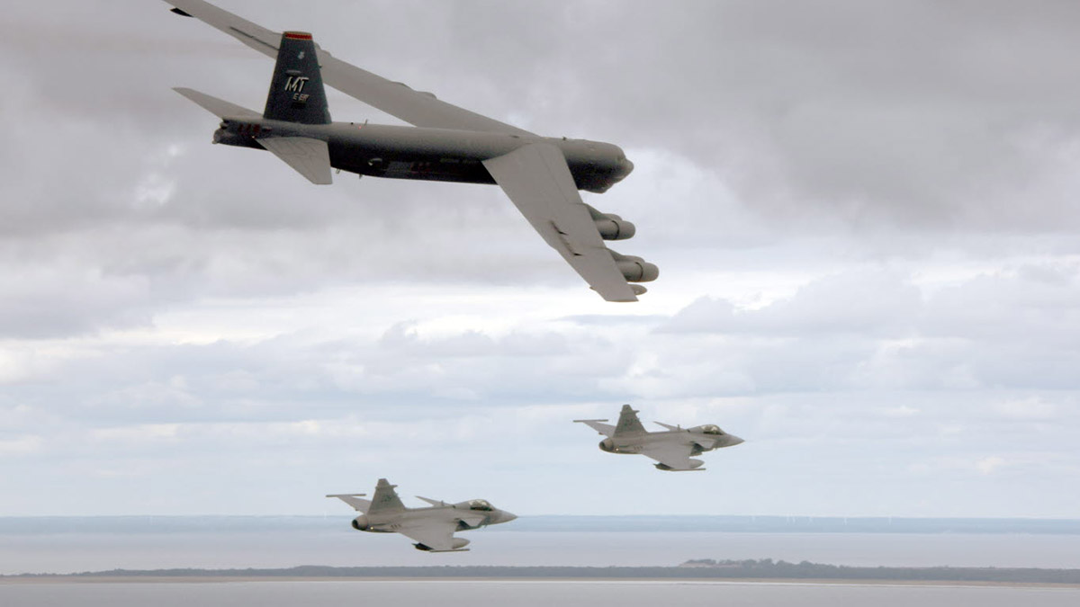 Американский бомбардировщик B-52 Stratofortress со шведским эскортом недалеко от острова Эланд