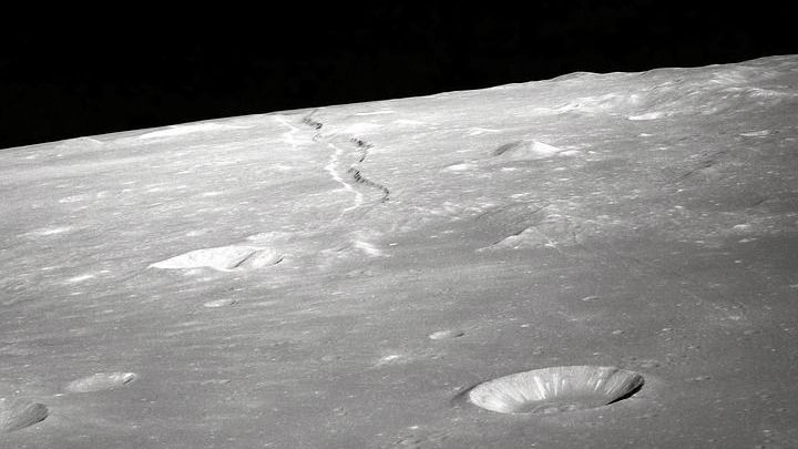 Следы на лунной поверхности