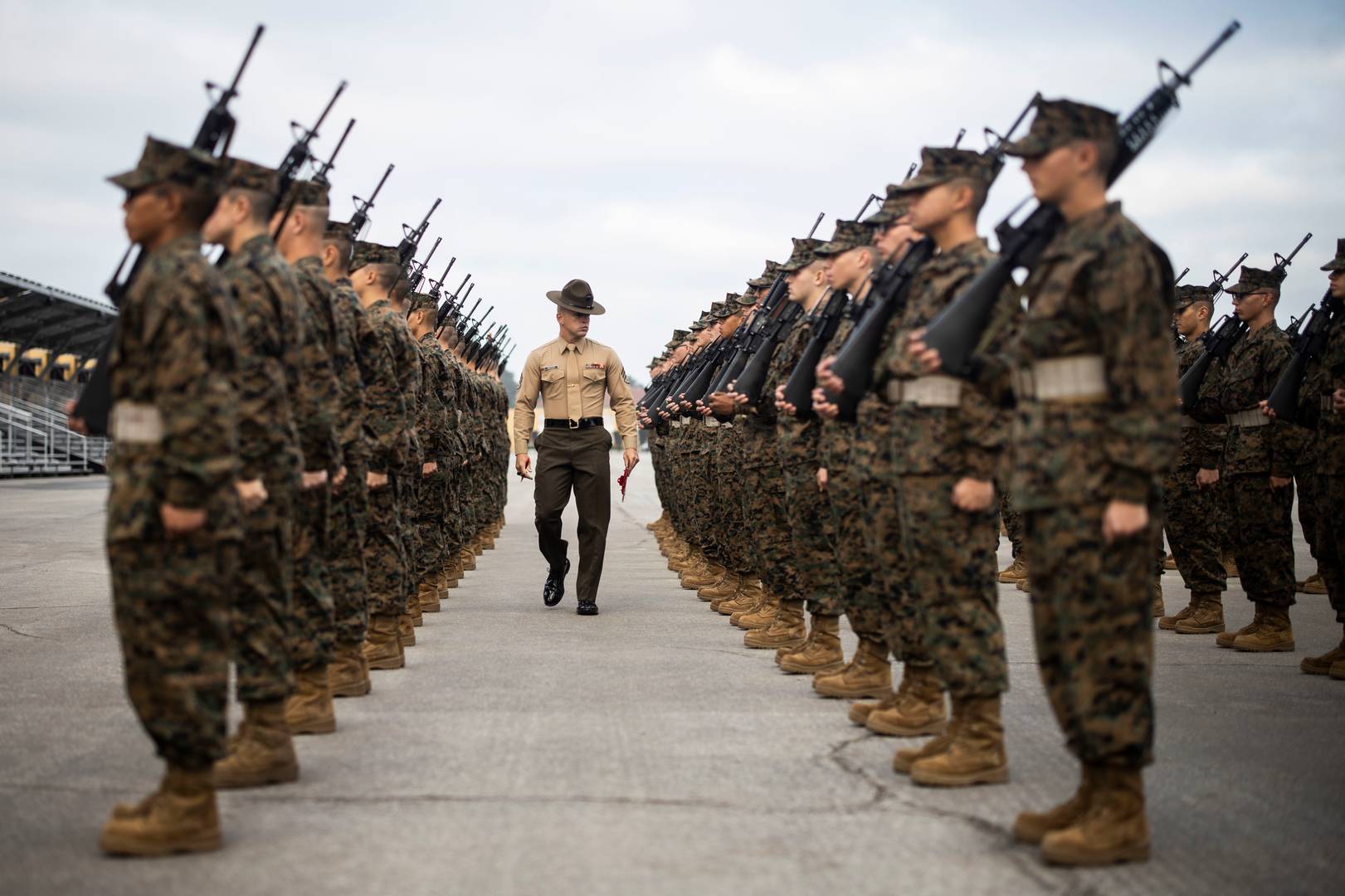 Корпус морской пехоты чуть лучше, чем армия США, справляется с пополнением своих рядов