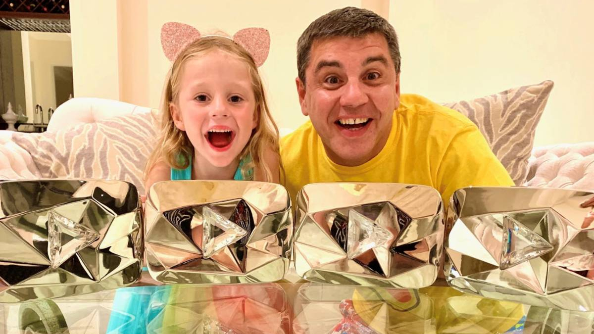 Анастасия, из YouTube-канала Like Nastya, и ее отец с четырьмя наградами YouTube Diamond Creator Awards.
