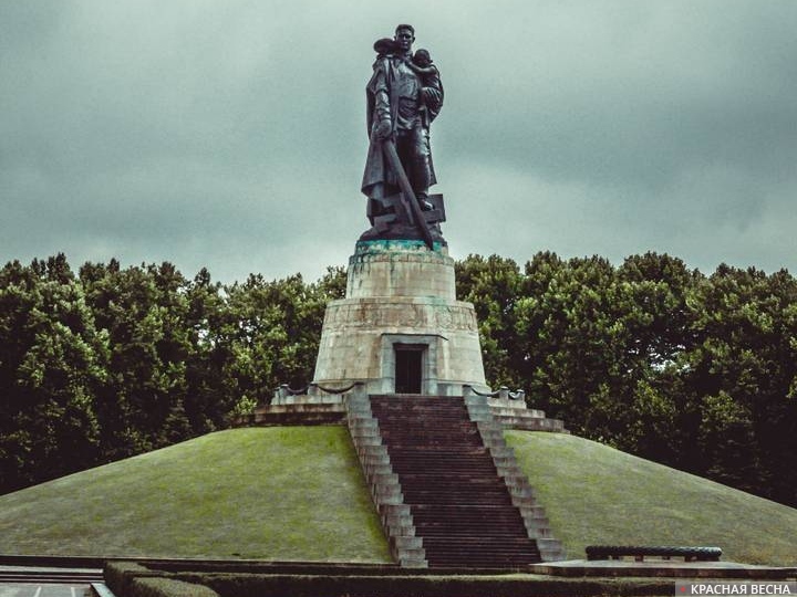 Монумент советскому Воину-освободителю в Трептов-парке. Берлин. Германия.