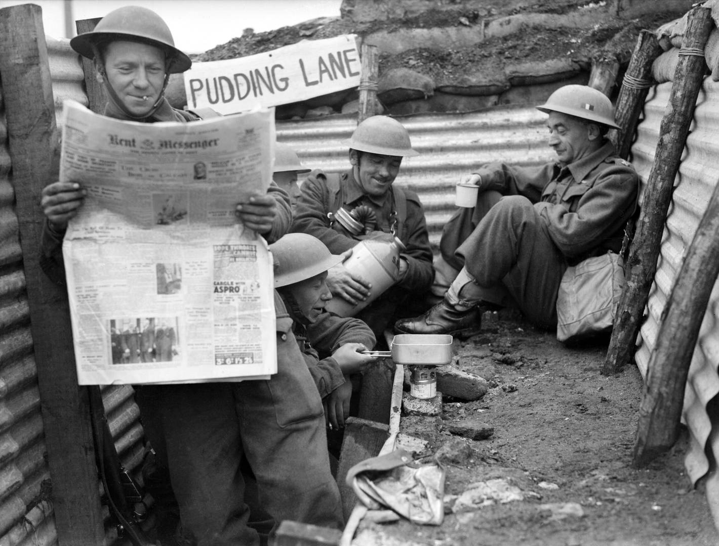 Английские солдаты пьют ром в участке траншеи под названием «Пудинг-лейн». Франция, 1940