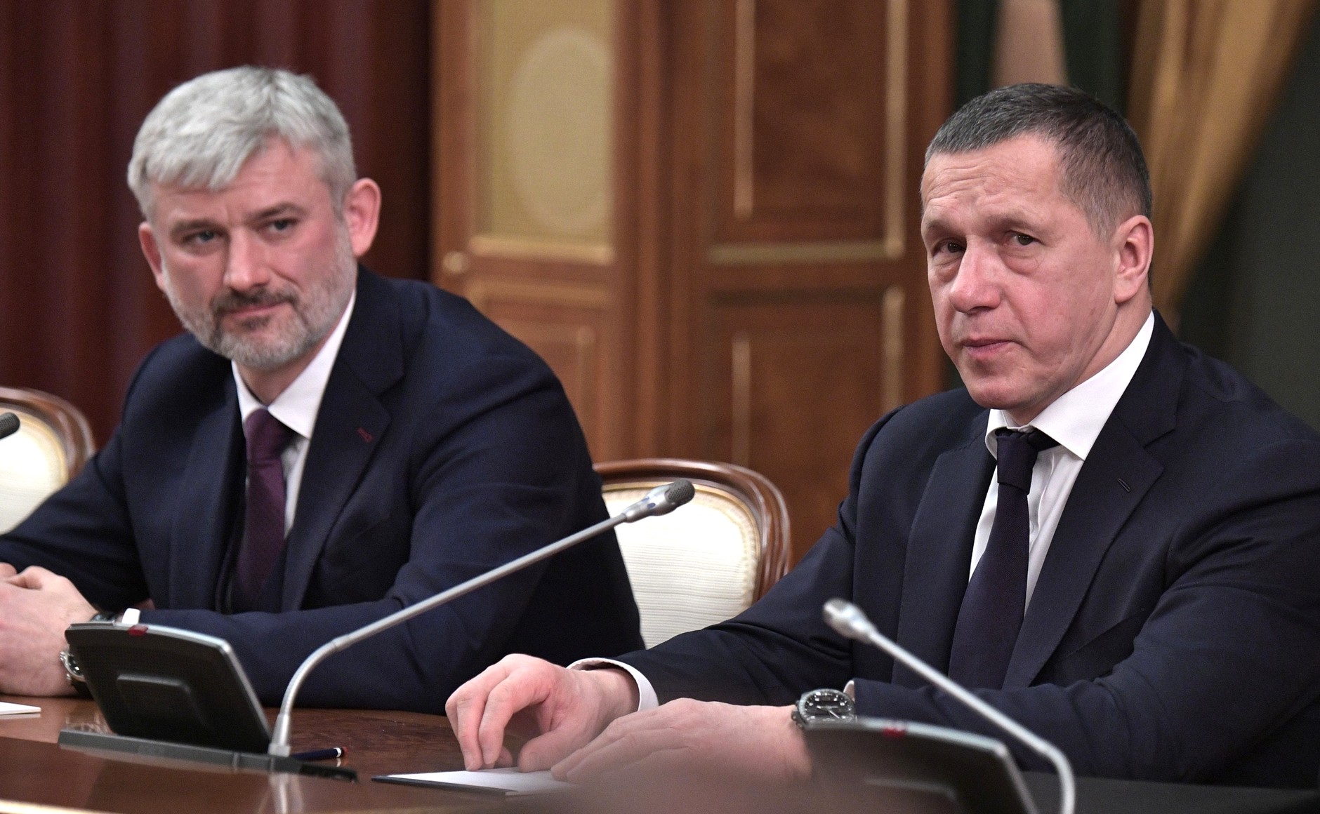 Евгений Дитрих (слева) и Юрий Трутнев перед началом встречи с членами правительства. 15.01.2020