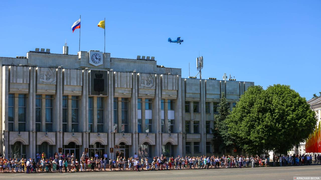 Зрители на Советской площади Ярославля в ожидании начала шествия