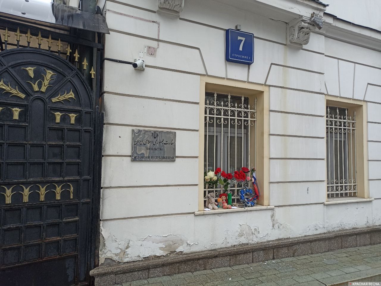 Цветы у посольства Ирана в Москве. 1 марта 2026 года