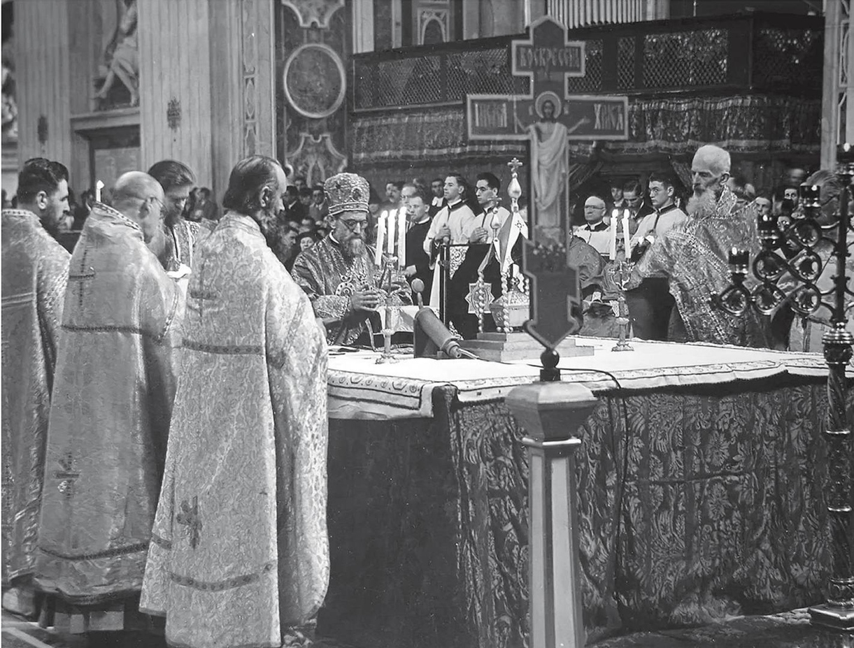 Климентий Шептицкий (крайний справа) и Иосиф Слипый (крайний слева) участвуют в проведении литургии в Соборе св. Петра в Риме. 21 мая 1939