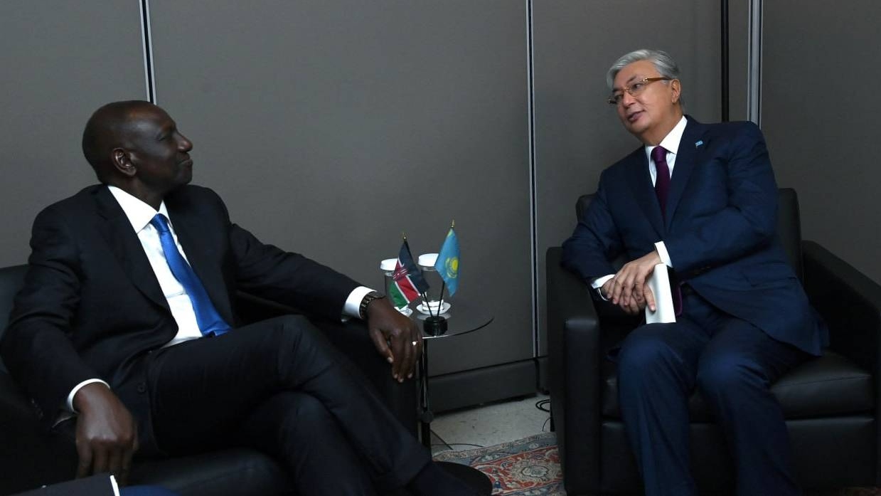 Президенты Казахстана и Кении Касым-Жомарт Токаев (справа) и Уильям Руто