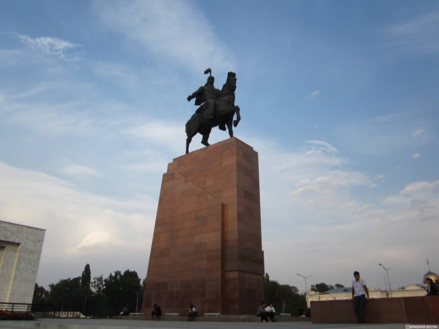 Памятник Манасу на главной площади Бишкека Ала-Тоо. Киргизия