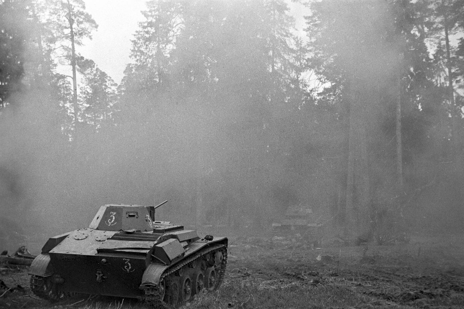 Советские танки Т-60 и КВ-1 «Ворошилов» из состава 2-го батальона 3-й отдельной гвардейской танковой бригады ведут бой в районе Ржева. Май-июнь 1942 года