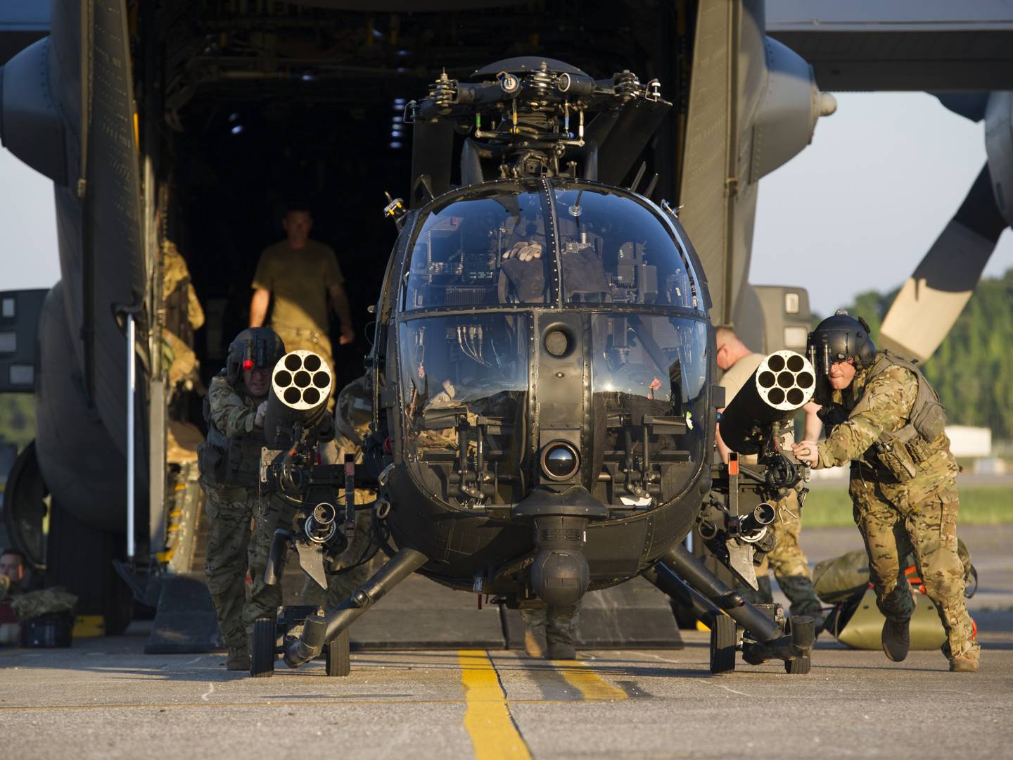 Вертолет Little Bird 160-го авиационного полка специальных операций во время учений на аэродроме Сабли, штат Теннеси