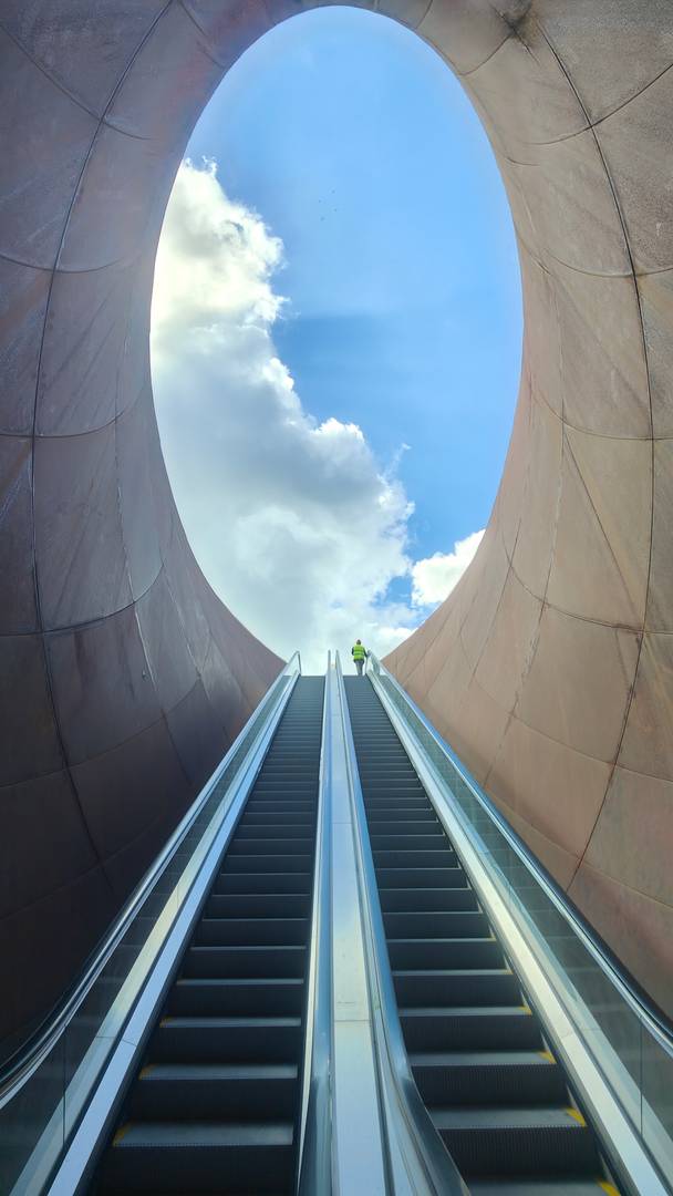 Выход со станции Монте-Сант-Анджело в метро Неаполя