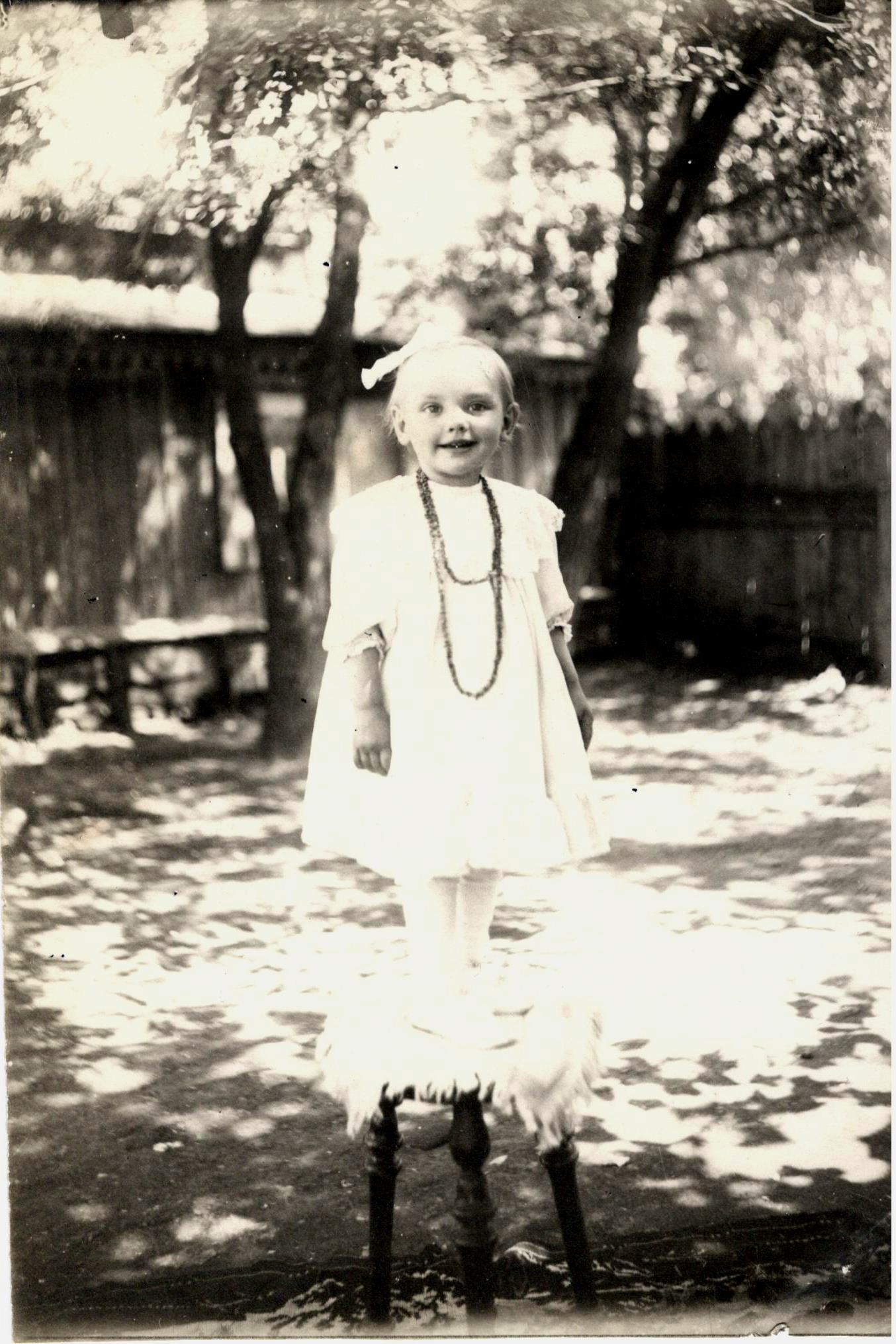 На фото Вале Гризодубовой два года, Харьков, 1912 год