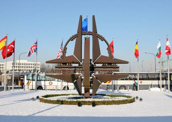 Монумент перед штаб-квартирой НАТО