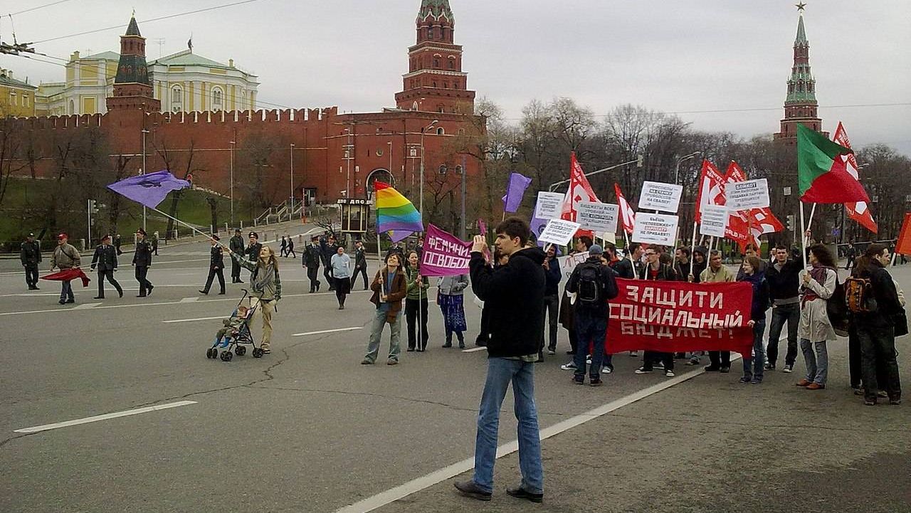 Колонна ЛевСД, КРИ, ЛГБТ, феминисток на первомайском шествии 2011 года. Москва