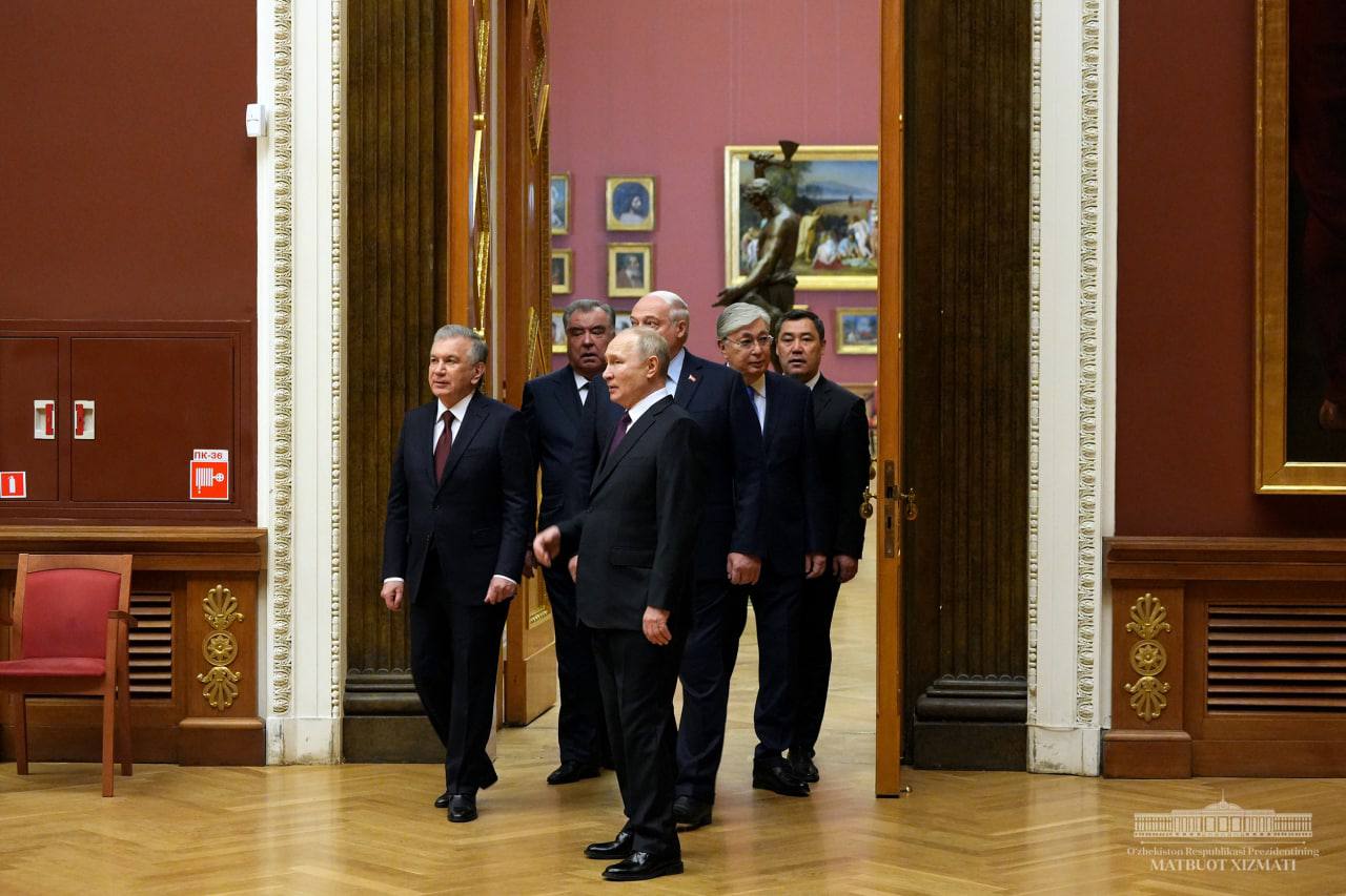 Вместе с главами стран — участниц неформальной встречи СНГ Владимир Путин посетил Государственный Русский музей.