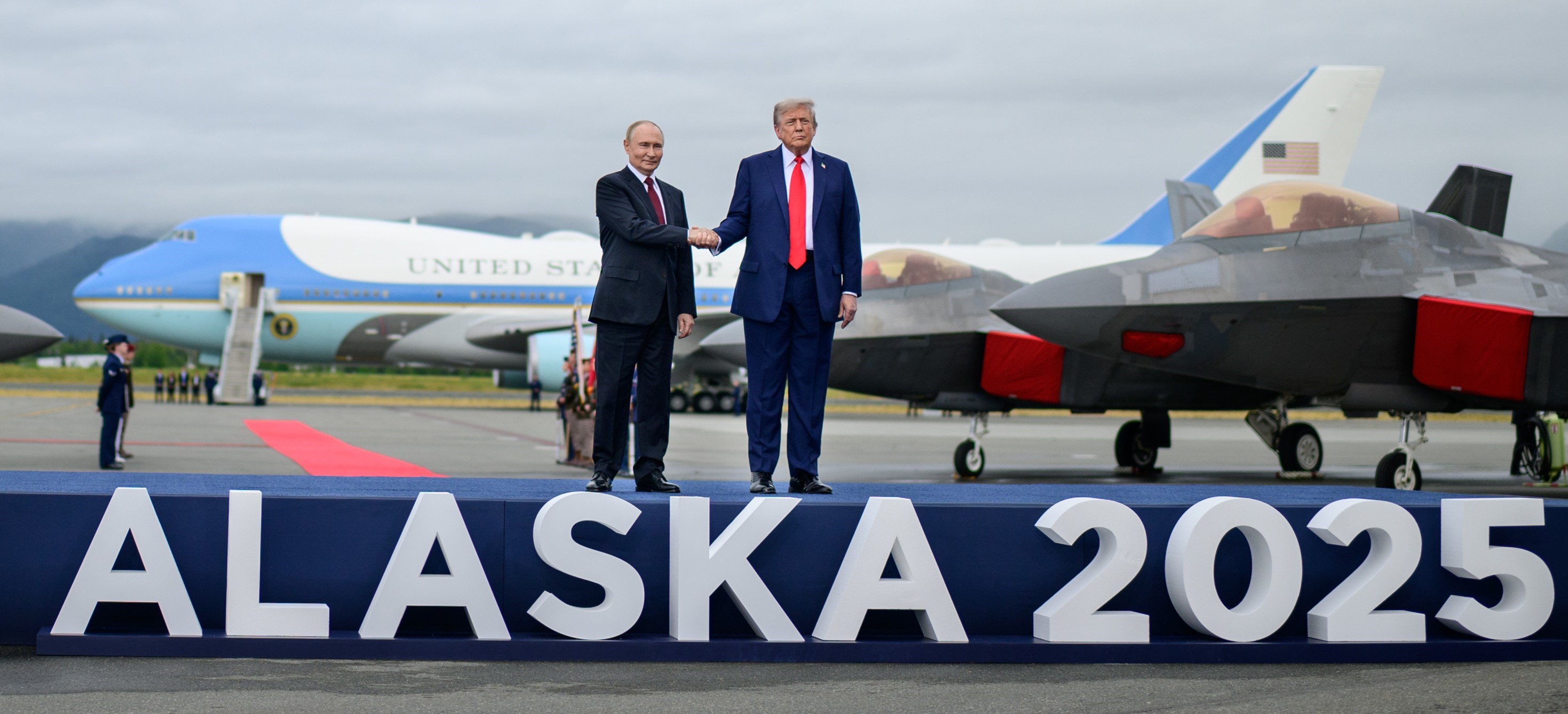 Президент России Владимир Путин и президент США Дональд Трамп на саммите в Анкоридже. Аляска. 2025