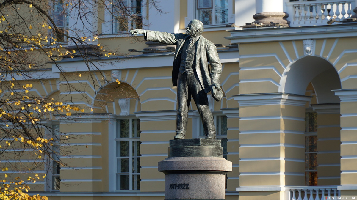Памятник Владимиру Ильичу Ленину перед Смольным. Санкт-Петербург. 7 ноября 2020 года