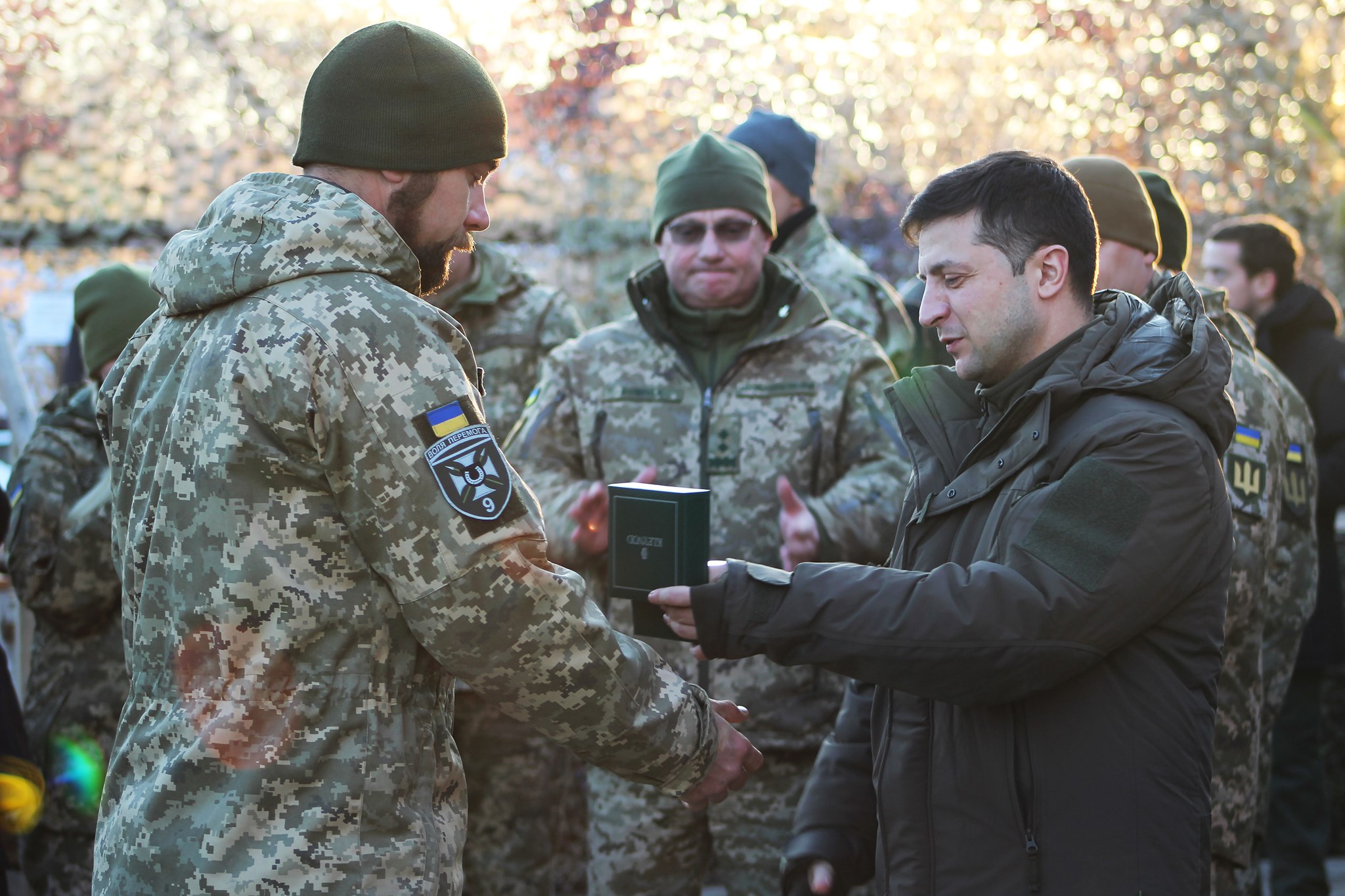 Награждение Зеленским солдата ВСУ на передовой 7 декабря 2019 г.