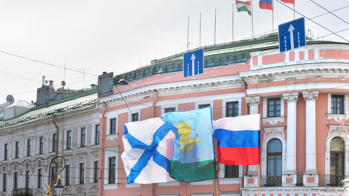 Флаги на автомобиле на Невском проспекте Санкт-Петербурга. 9•мая 2023•года
