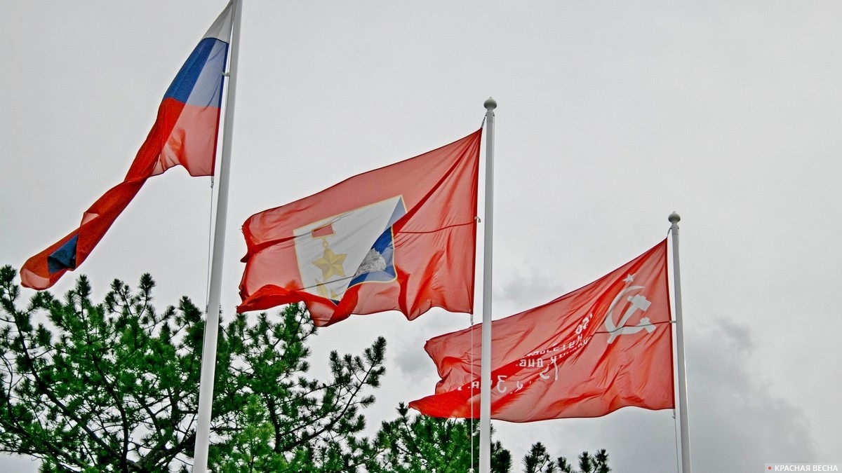 Флаги России, Севастополя и Знамя Победы. Севастополь, Крым