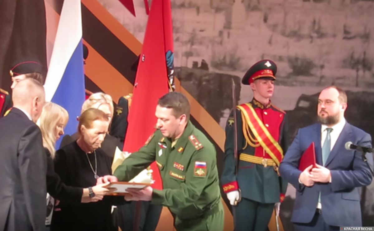 Военный комиссар Максим Локтев вручает удостоверения к  орденам