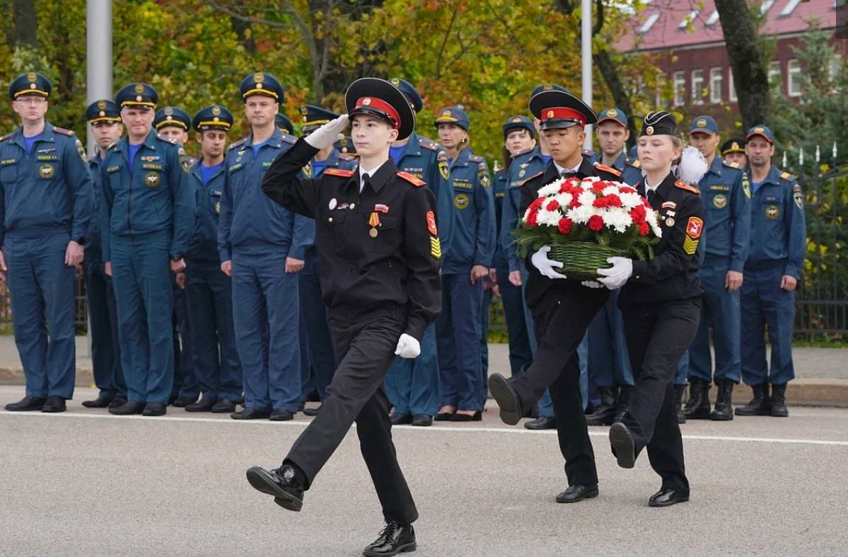 Возложение цветов на мемориале 1200 гвардейцам