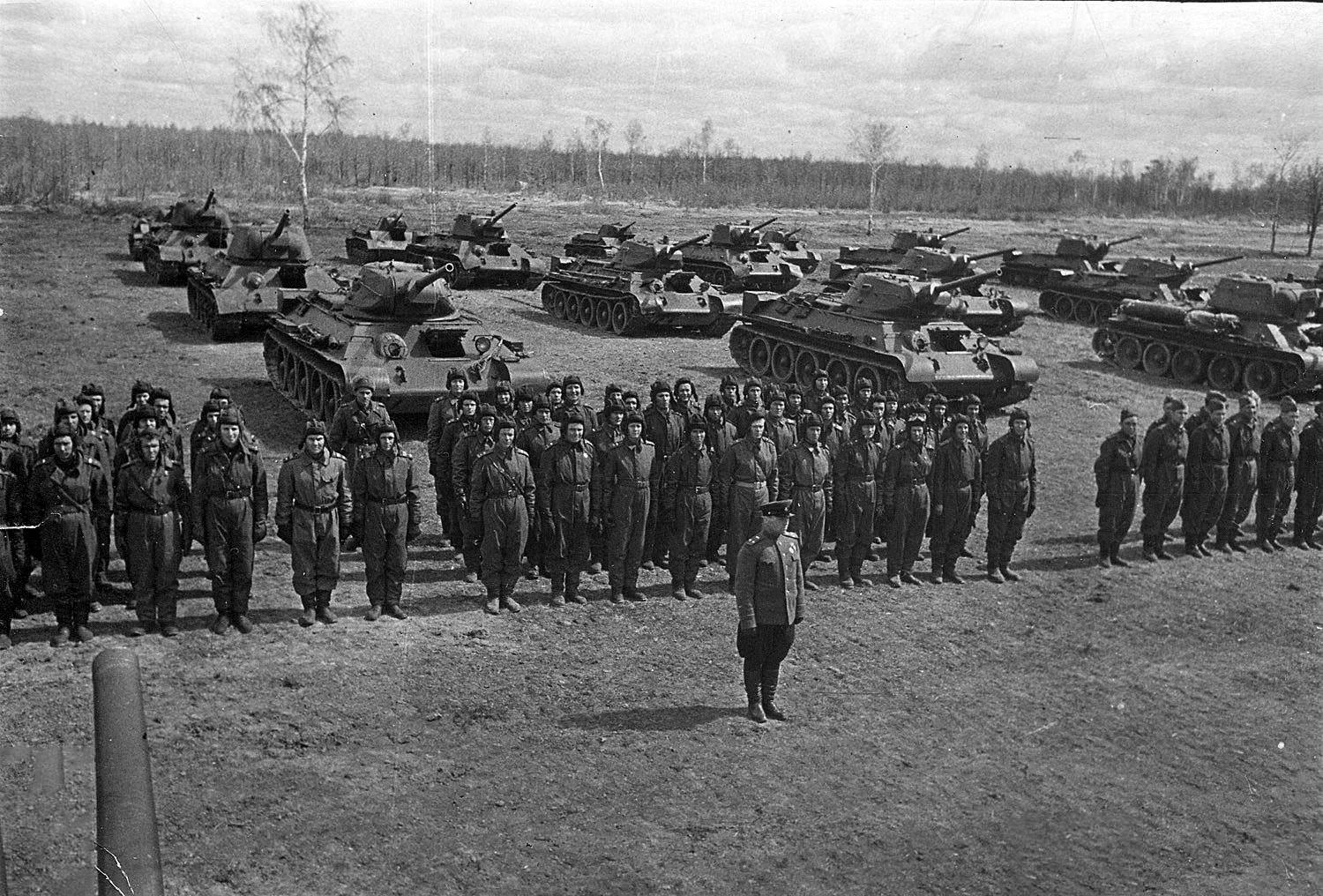 Строй танкистов танковой колонны «За Советскую Эстонию» перед ее передачей в войска. 6 мая 1943 года
