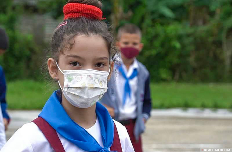 Кубинские школьники в маленьком городке провинции Пинар-дель-Рио 15 ноября 2021 г.