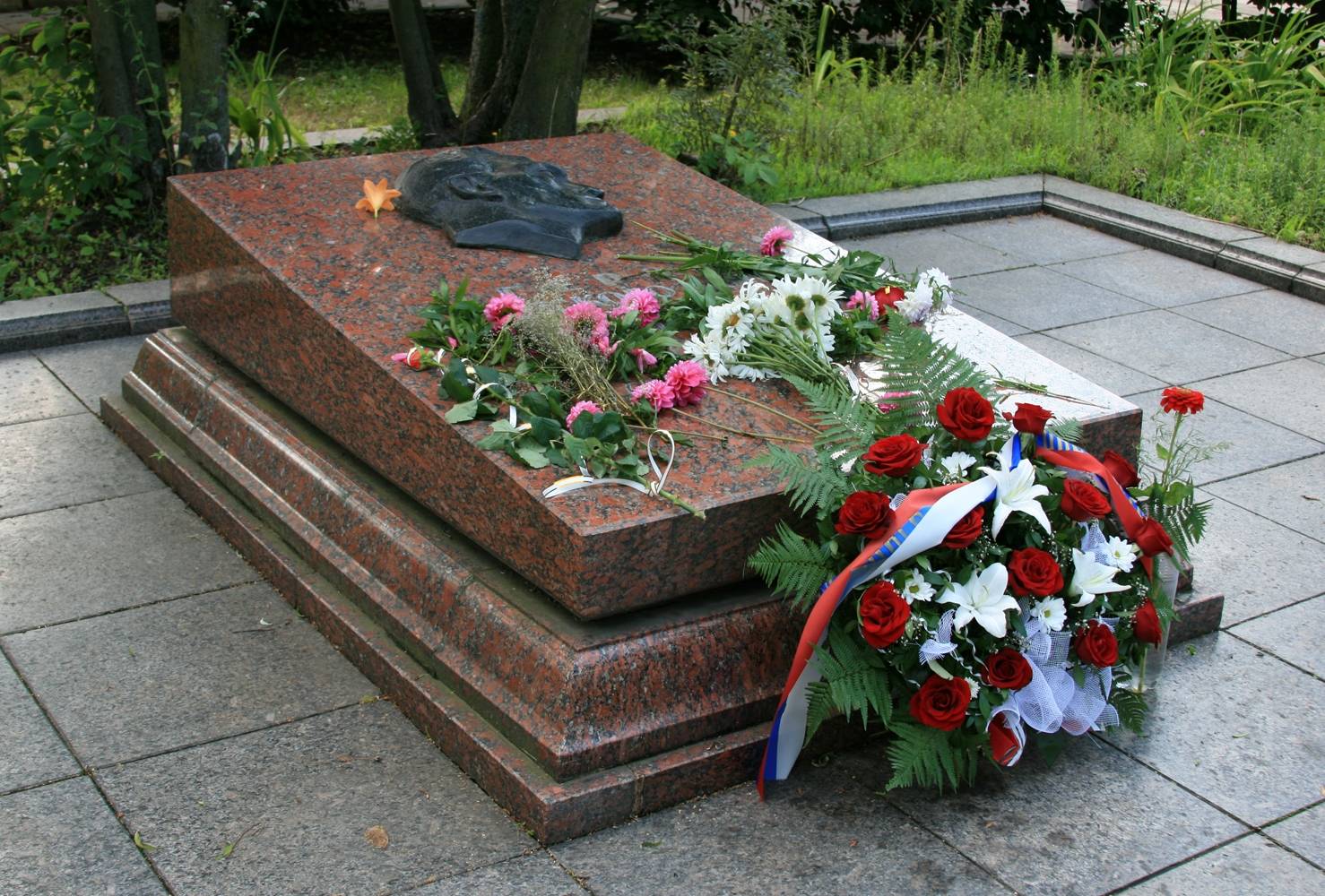 Могила разведчика Николая Кузнецова на Холме Славы во Львове