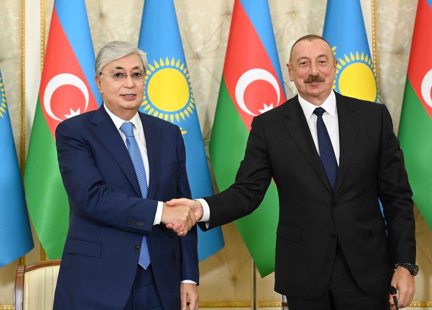 Президенты Казахстана Касым-Жомарт Токаев и Азербайджана Ильхам Алиев на переговорах в Баку 24 августа 2022 года