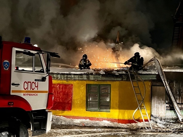 Работа пожарно-спасательных подразделений на ликвидации пожара в Мурманске