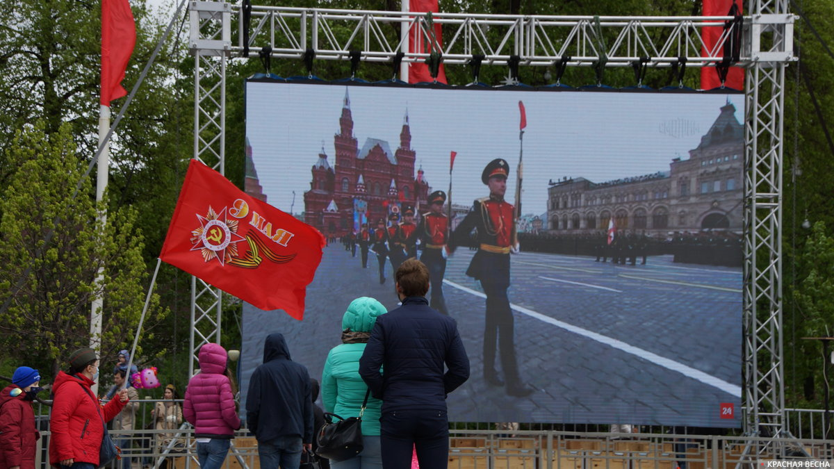 Воронежцы смотрят запись трансляции Парада Победы в Москве, 9 мая 2021 года