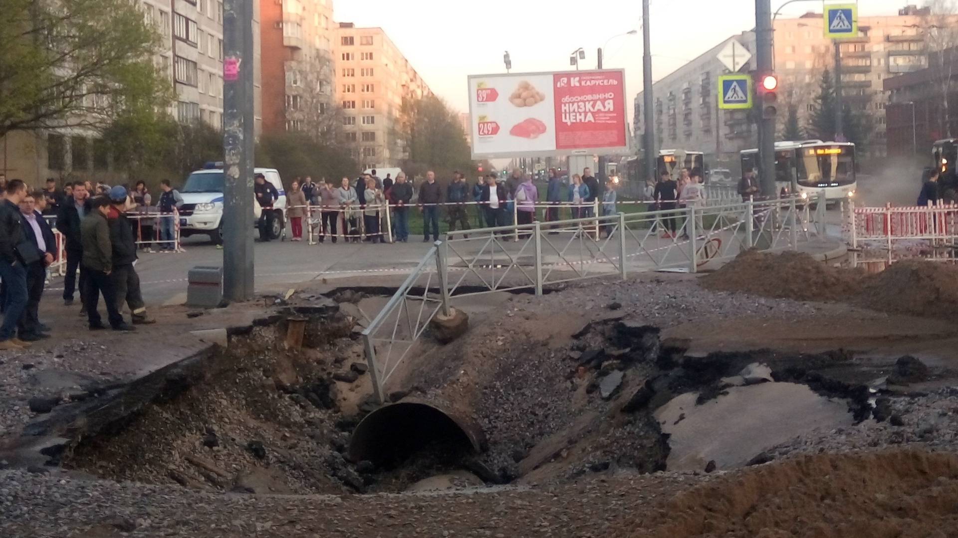 Яма, в которой оказался автобус