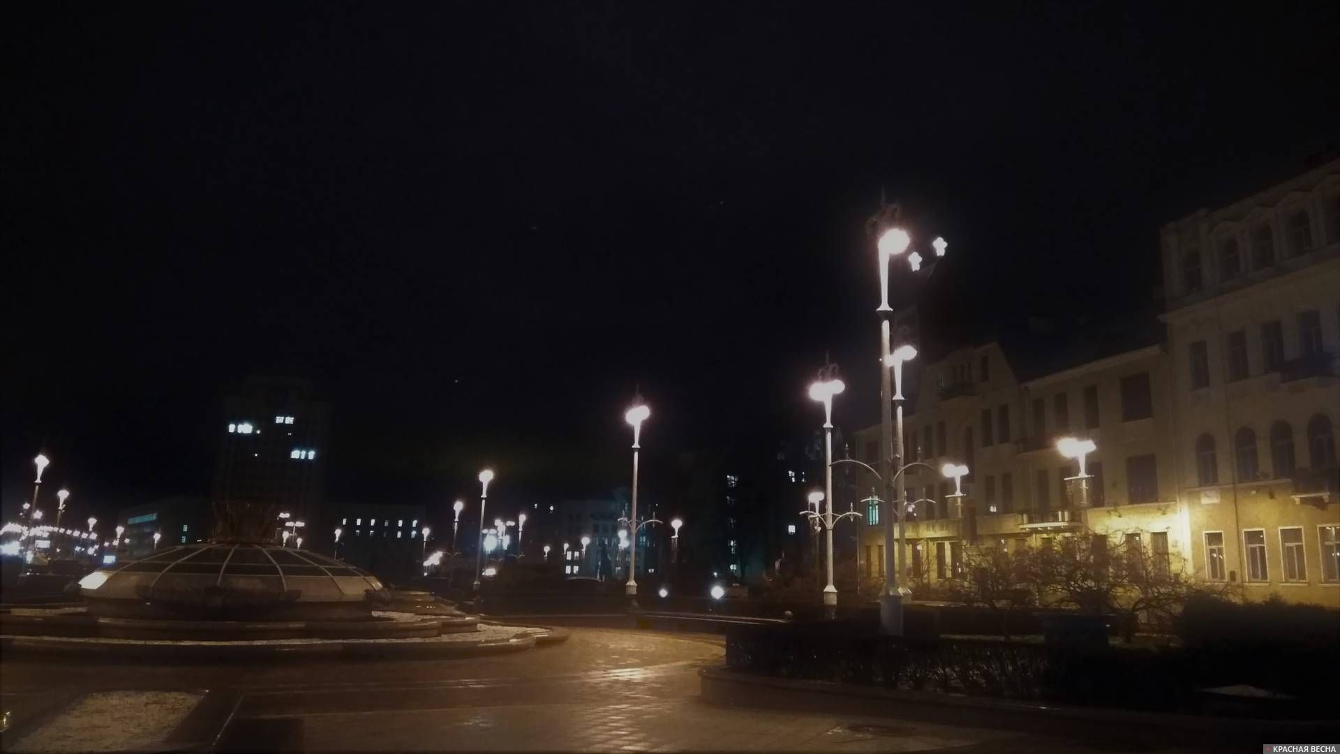 Площадь Независимости пустует даже вечером