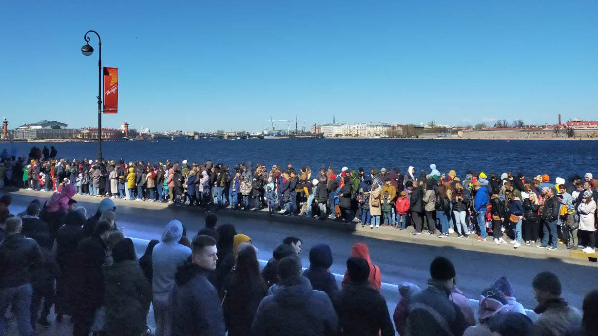 Жители Санкт-Петербурга в ожидании колонны военной техники, возвращающейся с Парада Победы на Дворцовой площади. 09.05.2021