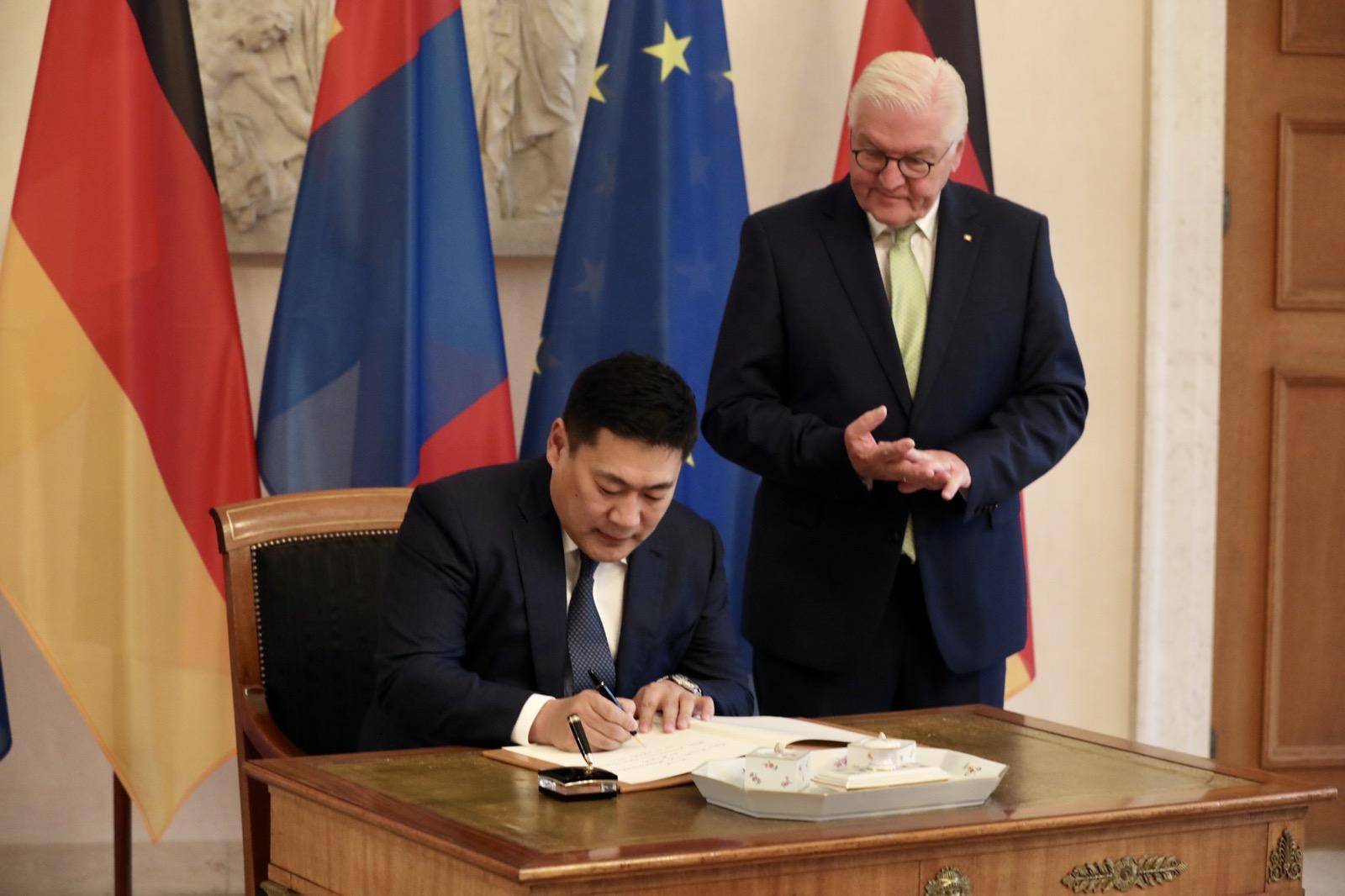 Премьер-министр Монголии Оюун-Эрдэнэ и президент ФРГ Франк-Вальтер Штайнмайер