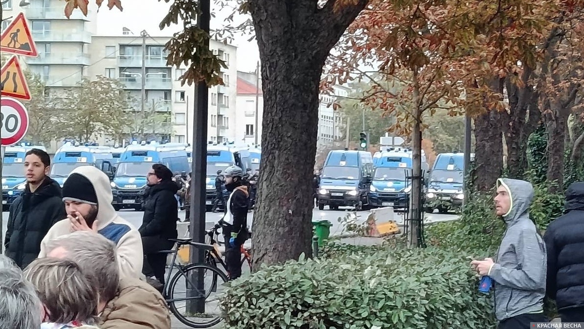 Полицейские кордоны на перекрёстке у Порт‑де‑Венсен.Париж, 24 октября 2026 года.