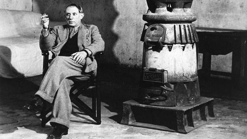 Пикассо у печи в своей студии на улице Грандс Августинс, Париж, 1939 год.
