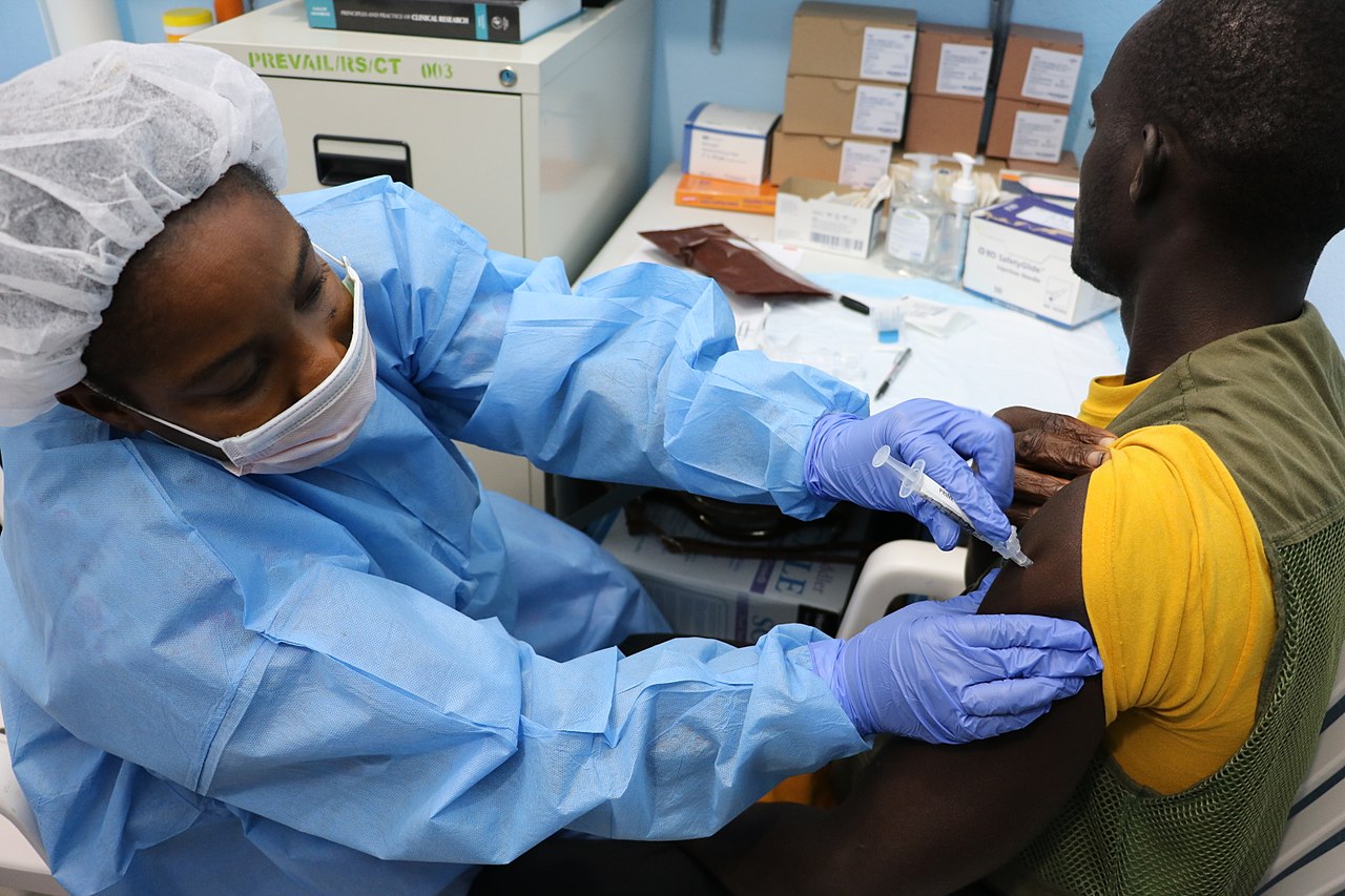 Вакцинация от Эболы