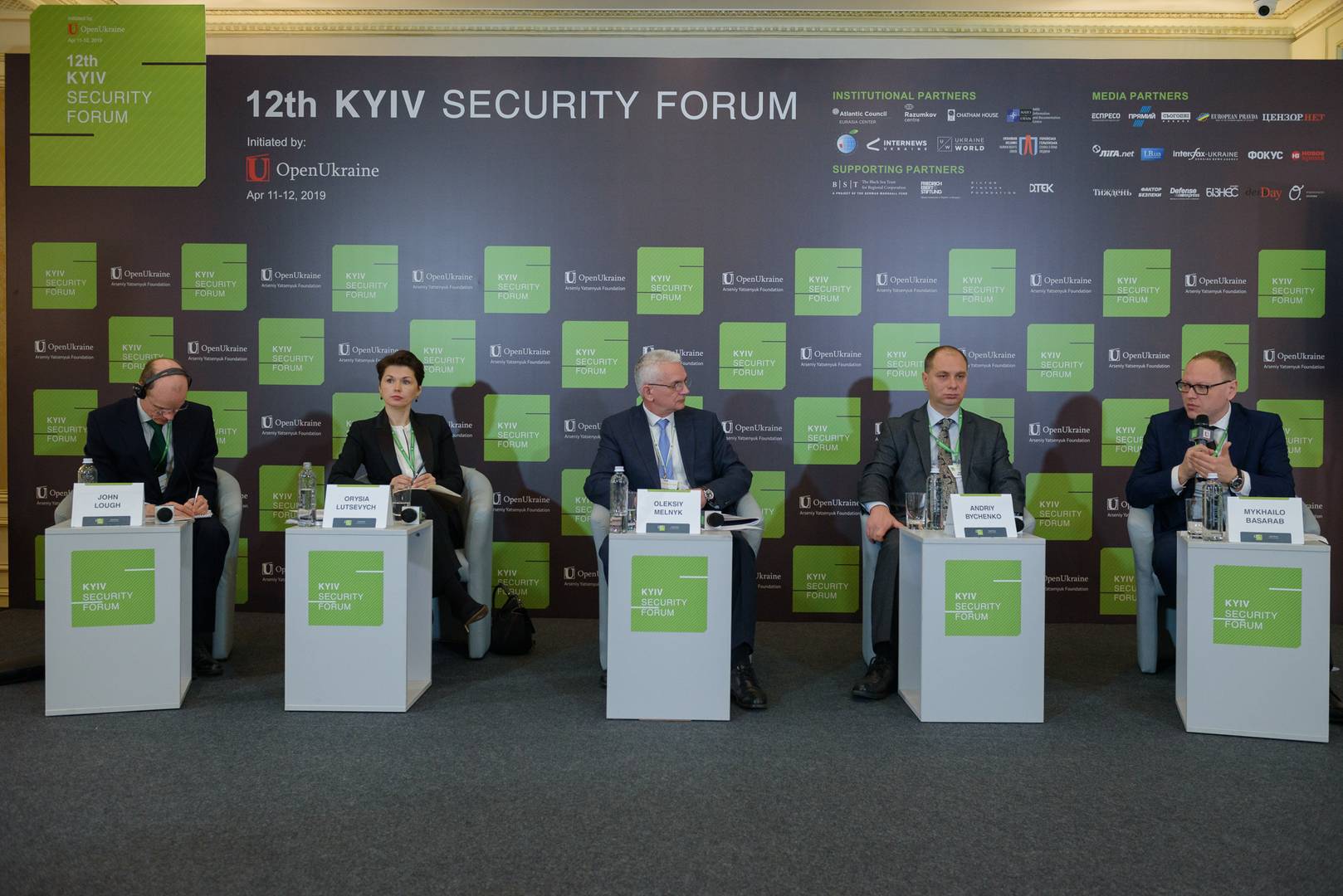 12-й Киевский форум по безопасности. Слева — сотрудники Четем-хауса* Джон Лоу и Орыся Луцевич. 2019