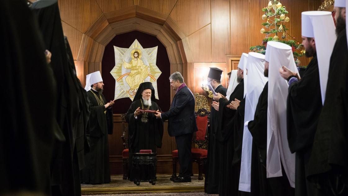 Патриарх Варфоломей и Порошенко обмениваются наградами