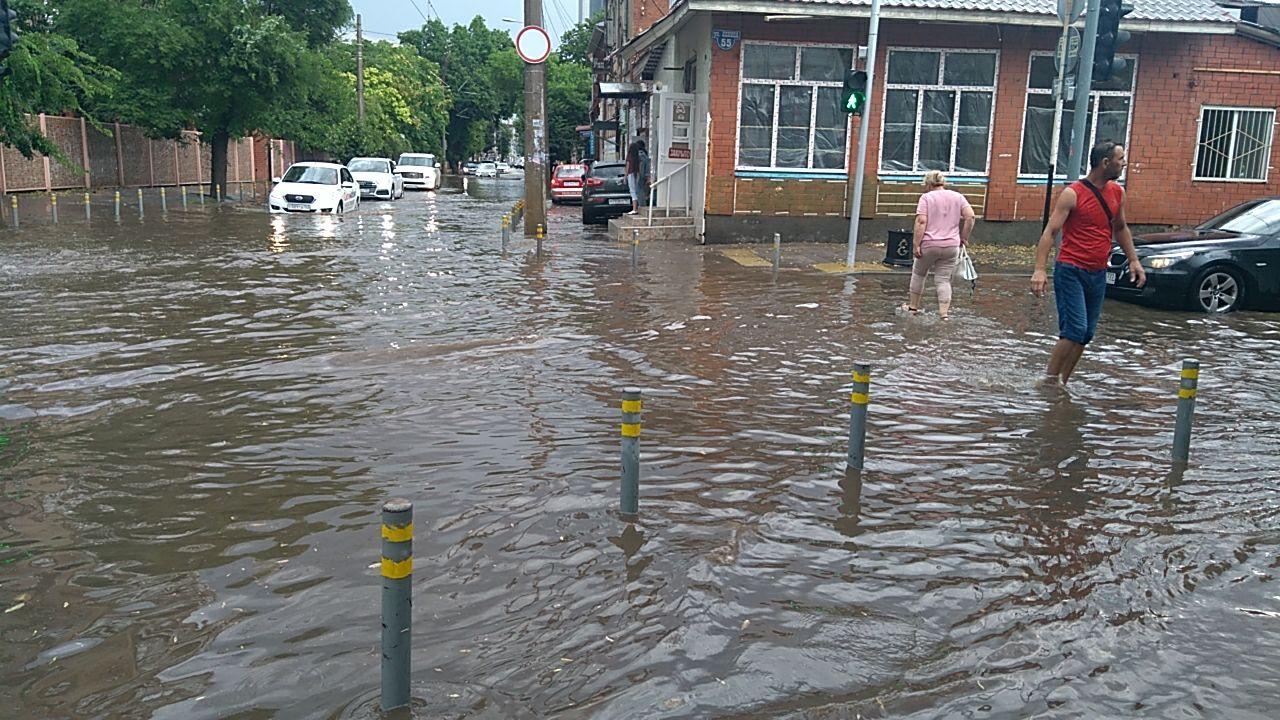 Из-за залпового ливня в Краснодаре остановился транспорт — фото | ИА  Красная Весна