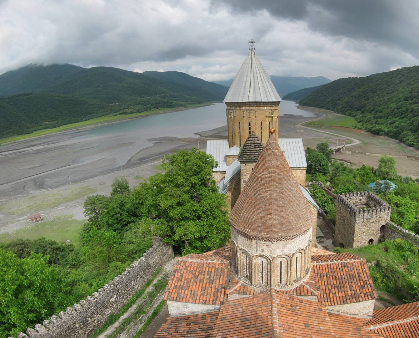 Грузия Ананури сентябрь